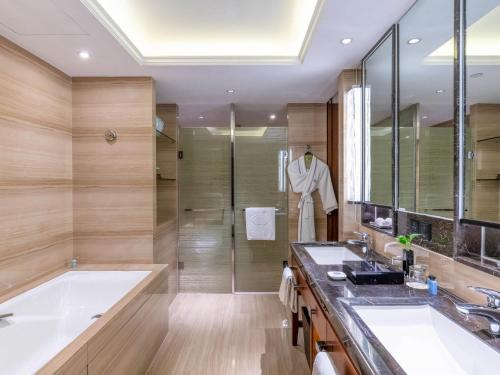 Club Luxury City View Queen Room