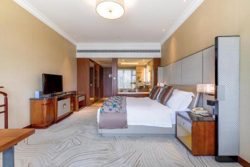 Club Luxury City View Queen Room