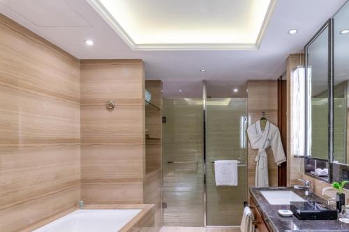 Club Luxury City View Queen Room
