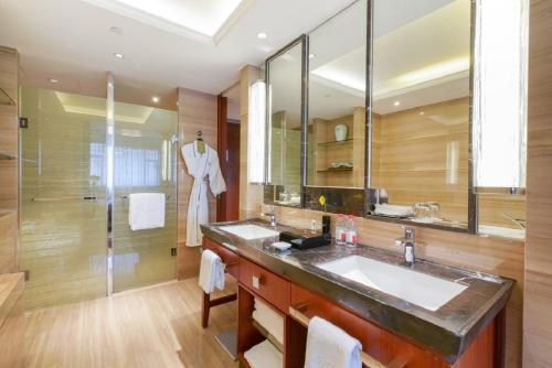 Club Luxury City View Queen Room