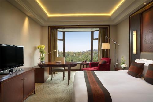 Superior Queen Room with City View