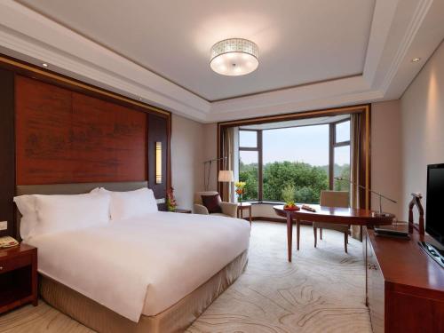 Superior Queen Room with City View