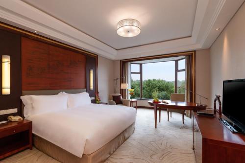 Superior Queen Room with City View