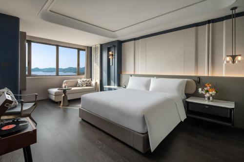 Grand King Room with Lake View
