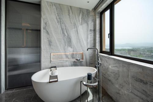 Grand King Room with Lake View