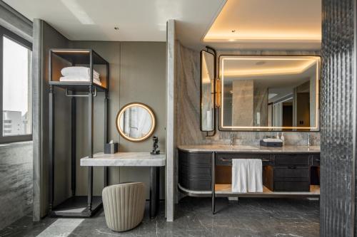 Premium King Room