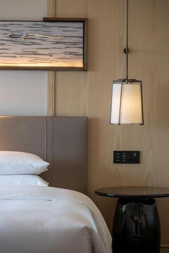 Twin Room with Two Twin Beds and West Lake View