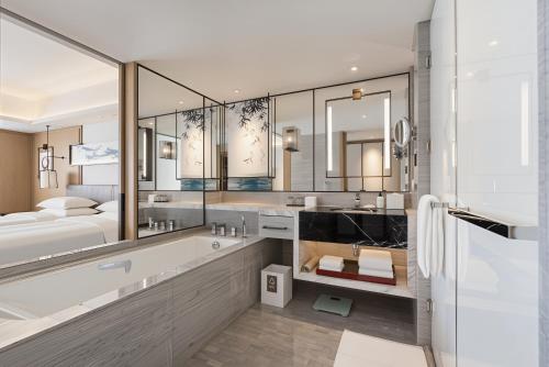 Twin Room with Two Twin Beds and West Lake View