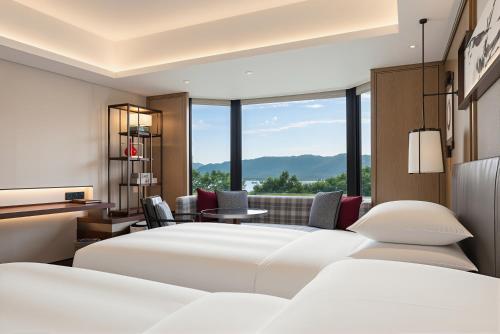 Twin Room with Two Twin Beds and West Lake View