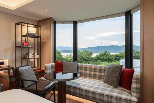 Twin Room with Two Twin Beds and West Lake View