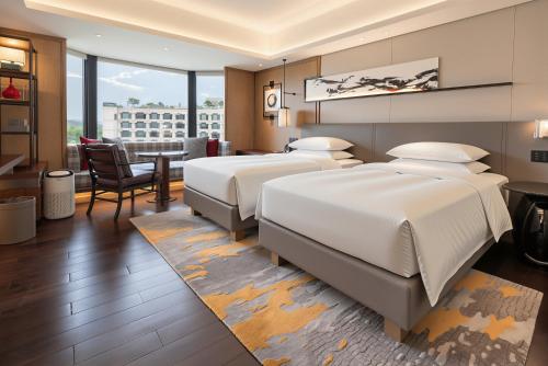 Twin Room with Two Twin Beds and West Lake View