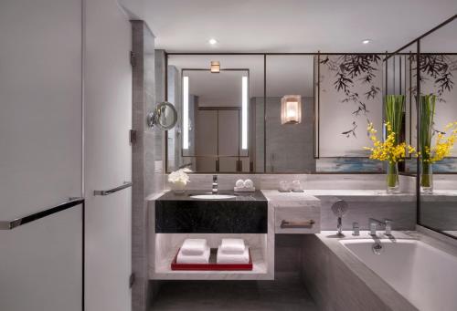 Twin Room with Two Twin Beds and Club Access