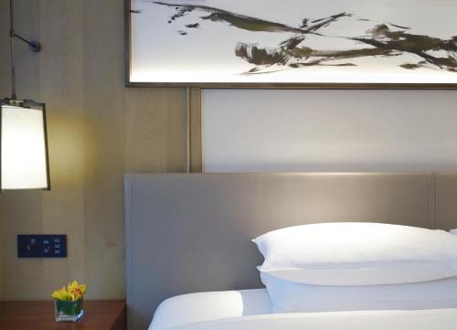 King Room with West Lake View and Club Access