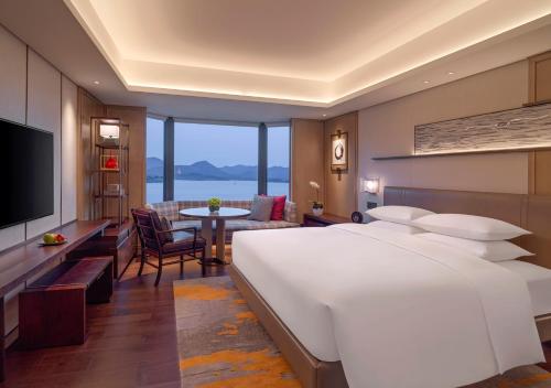 King Room with West Lake View and Club Access