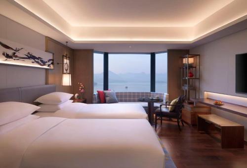 Twin Room with Two Twin Beds, West Lake View and Club Access