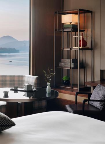 Twin Room with Two Twin Beds, West Lake View and Club Access