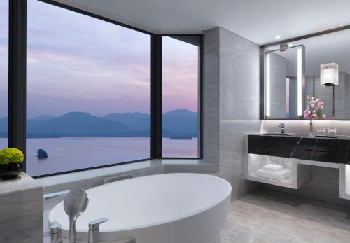 Grand King Suite