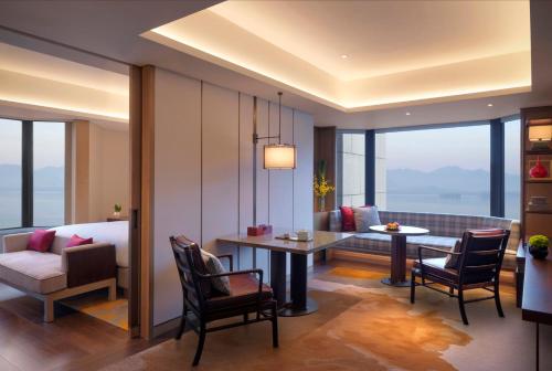 Grand King Suite