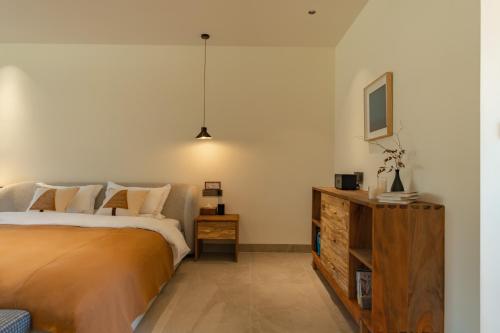 Queen Room with Garden View