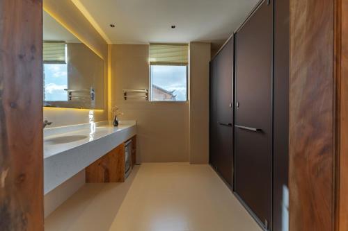 Twin room with mountain view