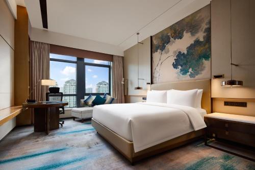 Queen Room with City View