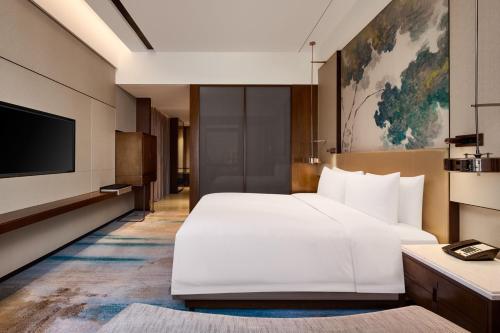 Executive Queen Room with City View