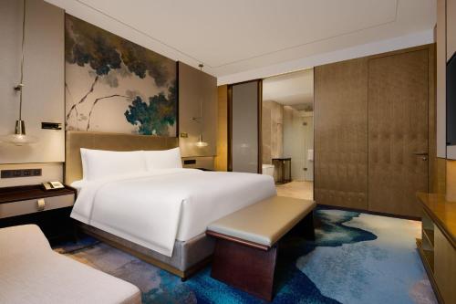 One-Bedroom Deluxe Queen Suite with City View