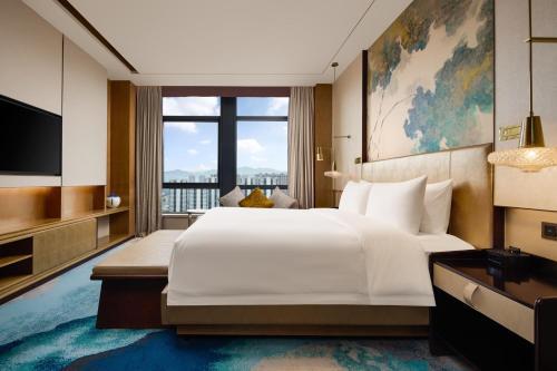 One-Bedroom Deluxe Queen Suite with City View
