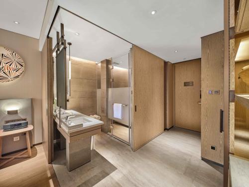 1 King One-Bedroom Suite Study Area
