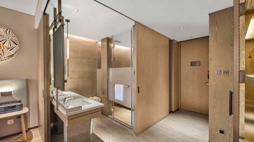 1 King One-Bedroom Suite Study Area