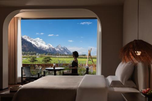 Family Room with Mountain View