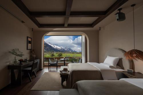 Family Room with Mountain View
