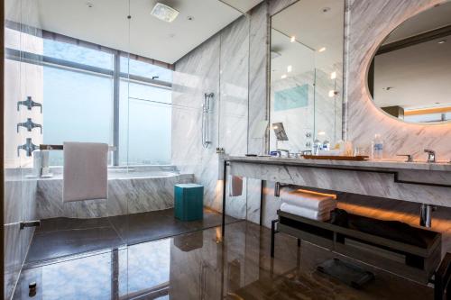Deluxe King Room with River View