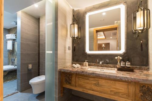 Queen Room with Spa Bath