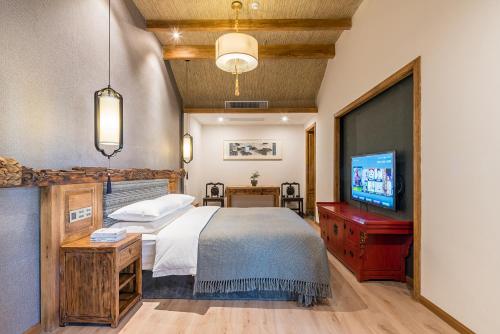 Queen Room with Spa Bath