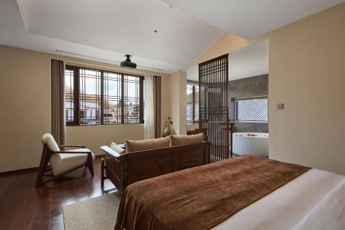 Snowy Mountain View King Room