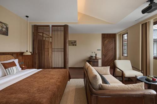 Snowy Mountain View King Room