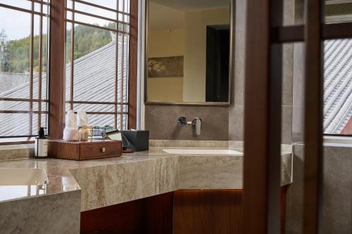 Snowy Mountain View King Room