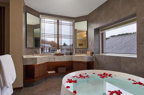 Snowy Mountain View King Room