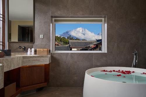 Snowy Mountain View King Room