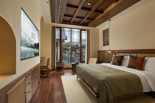 Deluxe Queen Room