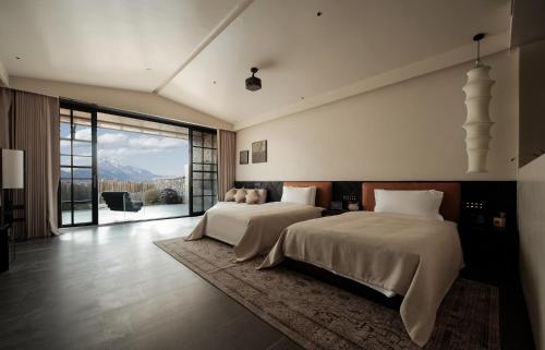 Twin room with mountain view
