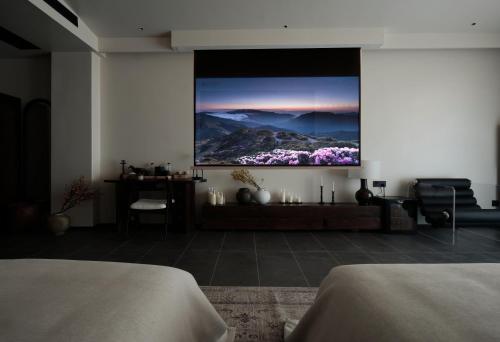 Twin room with mountain view