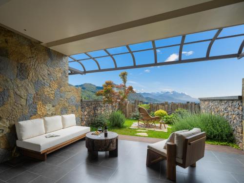 Twin room with mountain view