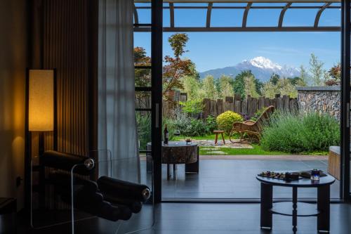 Twin room with mountain view