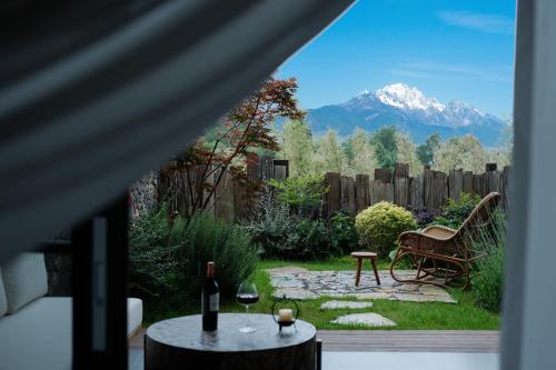 Twin room with mountain view