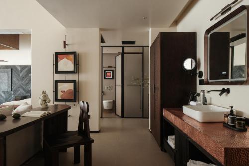Deluxe King Suite