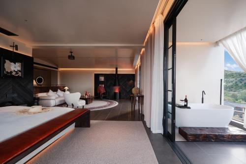 Superior King Suite