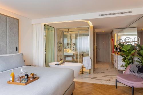 Superior ME Panoramic View with Spa Access