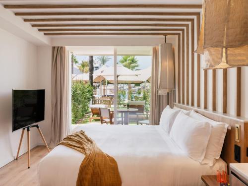 Superior ME + Junior Suite with Garden and Oasis Access